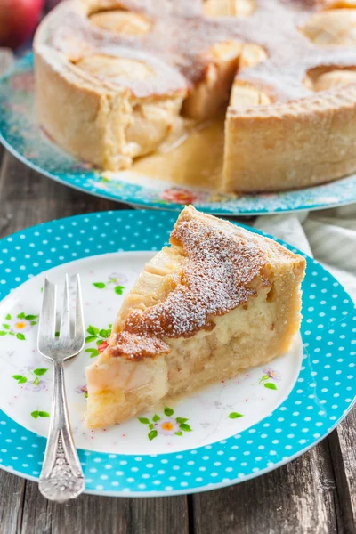 Pastayı dilim elma ve ekşi krema-yumurta doldurma ile