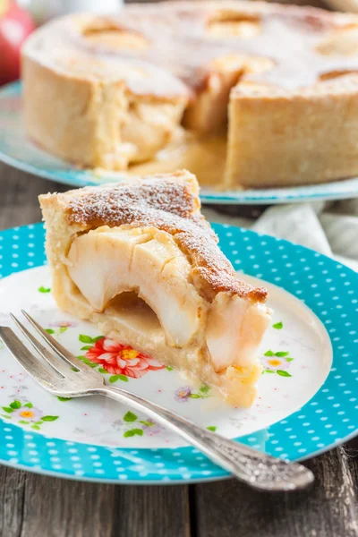 Pastayı dilim elma ve ekşi krema-yumurta doldurma ile