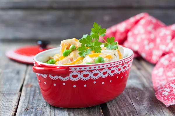 Ayam rebus dengan kacang polong dalam saus krim — Stok Foto