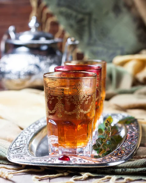 Moroccan mint tea in the traditional glasses — Stock Photo, Image