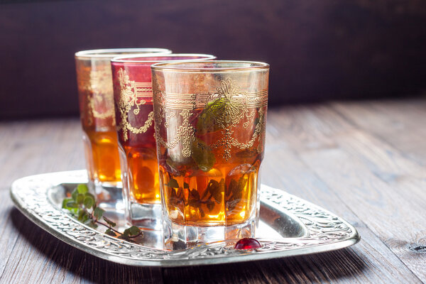 Марокканский мятный чай в традиционных бокалах
