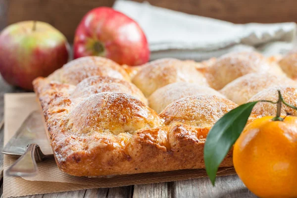 Kake med epler og tangeriner – stockfoto