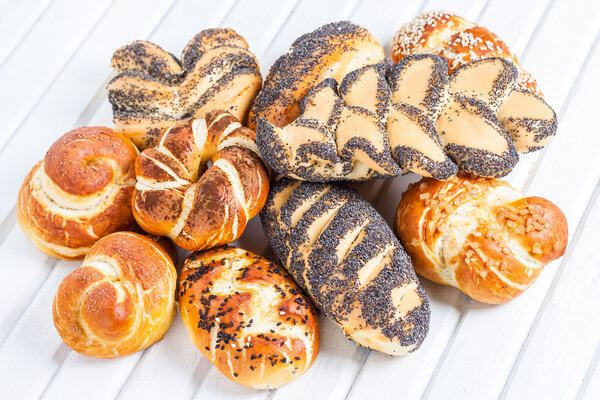 Свежие белые булочки
