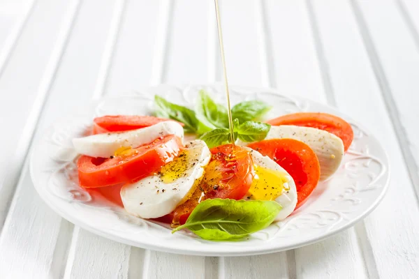 Caprese de salada clássico italiano com mussarela — Fotografia de Stock
