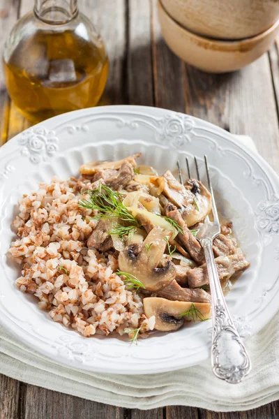 Buckwheat dengan daging sapi dan jamur — Stok Foto