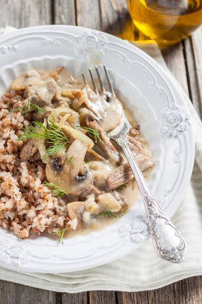 Buckwheat dengan daging sapi dan jamur — Stok Foto