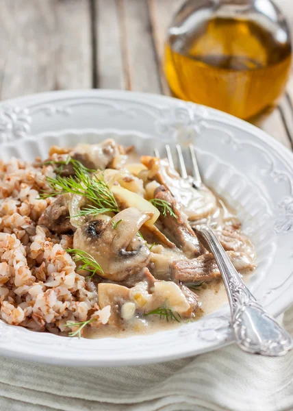 Buckwheat dengan daging sapi dan jamur — Stok Foto