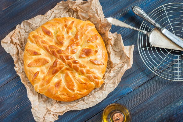 Yeast cake with filling - stewed cabbage with egg. — Stock Image Yeast cake with filling - stewed cabbage with egg. Stock Picture