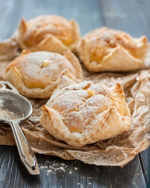 Pastel de hojaldre y pastelería choux con natillas —  Fotos de Stock