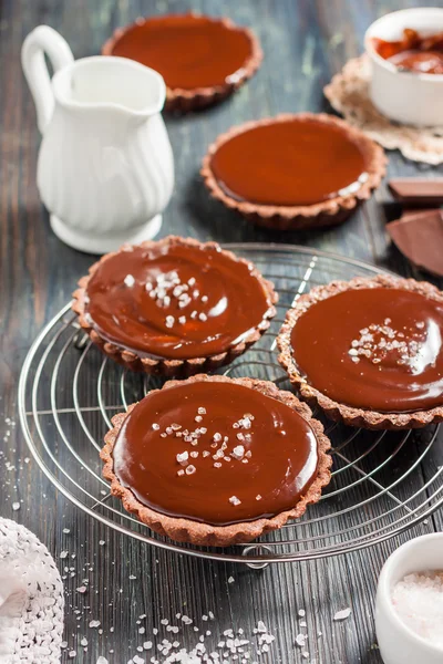 Tartes au chocolat au caramel salé — Photo