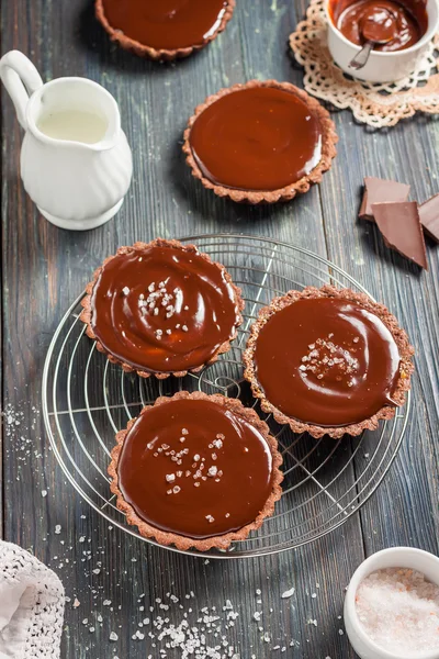 Tortas de chocolate com caramelo salgado — Fotografia de Stock