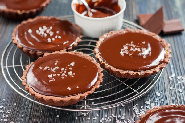 Choklad tårtor med saltade sockerkulör — Stockfoto