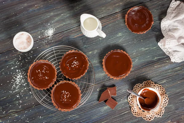 Chocolate tarts with salted caramel — Stock Photo, Image