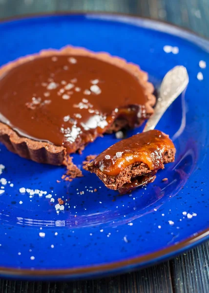 Chocolate tarts with salted caramel — Stock Photo, Image