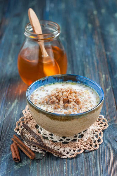 Boekweit PAP met melk en honing — Stockfoto