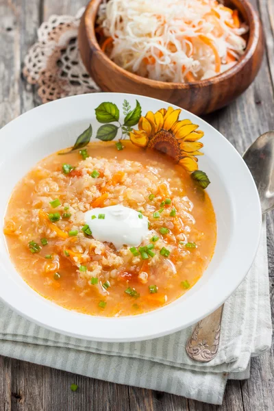 Sopa com chucrute e painço. Cozinha russa. estilo rústico — Fotografia de Stock