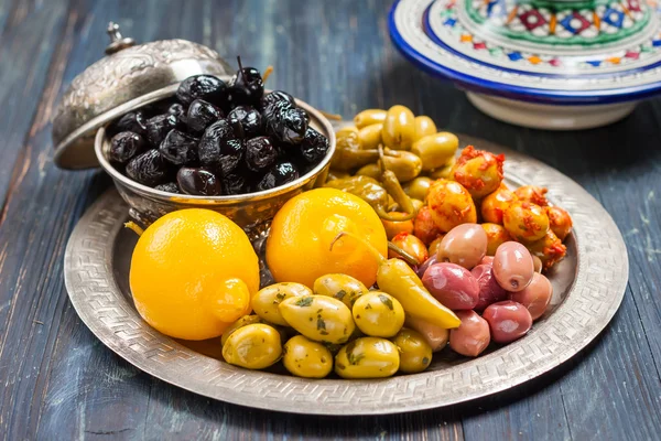 Metal bir plaka üzerinde yeşil ve Siyah Zeytin — Stok fotoğraf