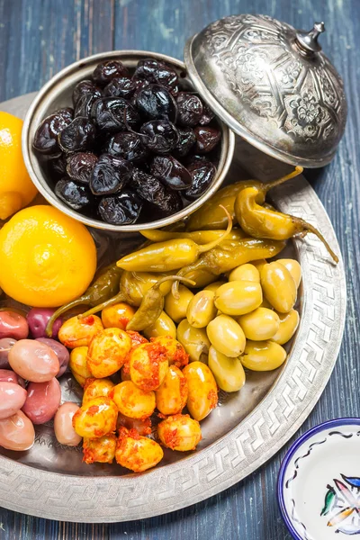 Metal bir plaka üzerinde yeşil ve Siyah Zeytin — Stok fotoğraf