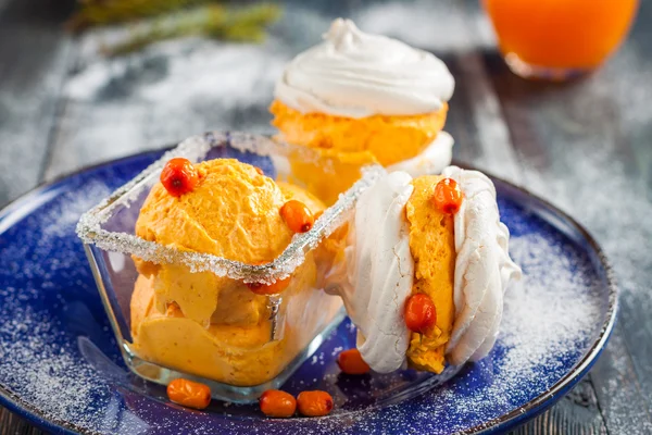 Meringue with ice cream of sea buckthorn — Stockfoto