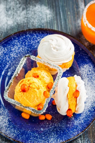 Meringue with ice cream of sea buckthorn — 图库照片