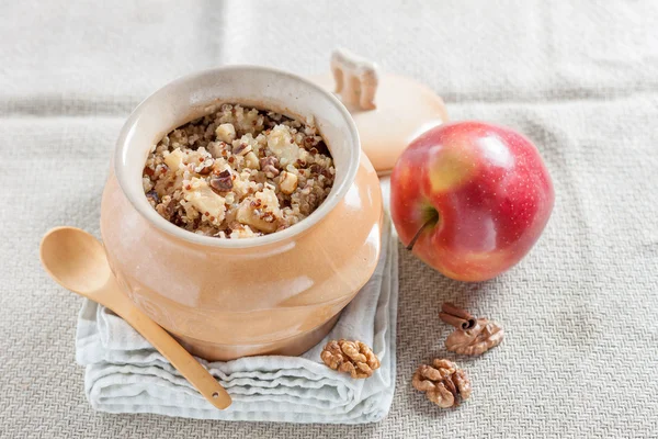 Quinoa porridge with apples