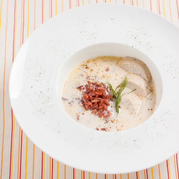 Sopa cremosa con arroz rojo y pollo —  Fotos de Stock