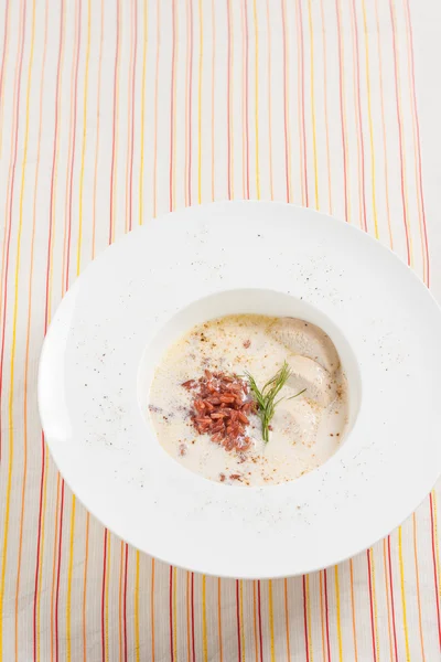 Sopa cremosa con arroz rojo y pollo —  Fotos de Stock