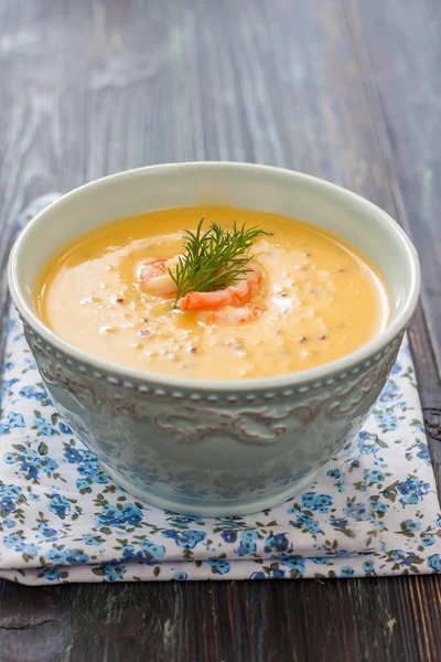 Kürbissuppe mit Quinoa und Garnelen — Stockfoto