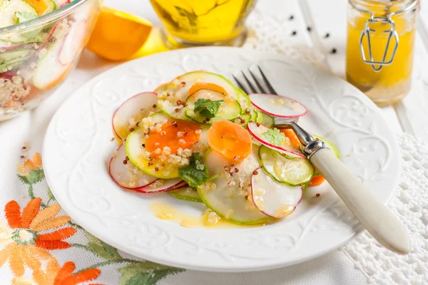 Салат со свежими овощами и квиноа — стоковое фото