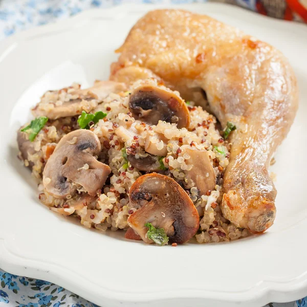 Sepiring quinoa dengan jamur dan kaki ayam goreng — Stok Foto