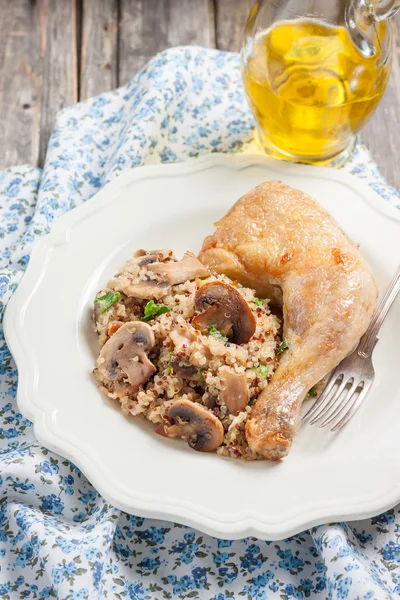 Quinoa with mushrooms and fried chicken leg — Stock fotografie