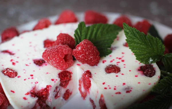 Молочный Десерт Малиной Белой Тарелке — стоковое фото