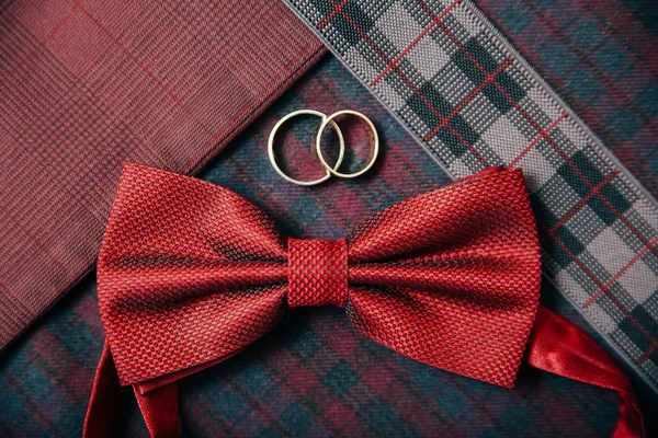 Мужские аксессуары - галстук-бабочка, обручальные кольца — стоковое фото