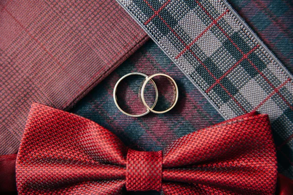 Мужские аксессуары - галстук-бабочка, обручальные кольца — стоковое фото