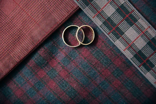 Мужские аксессуары - обручальные кольца на текстильном фоне . — стоковое фото