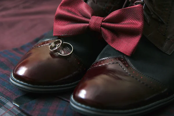 Мужской костюм, аксессуары, винтажные кожаные туфли — стоковое фото