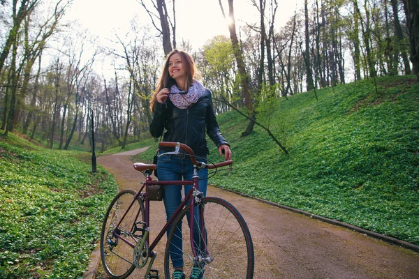 Bella giovane donna con bicicletta — Foto Stock