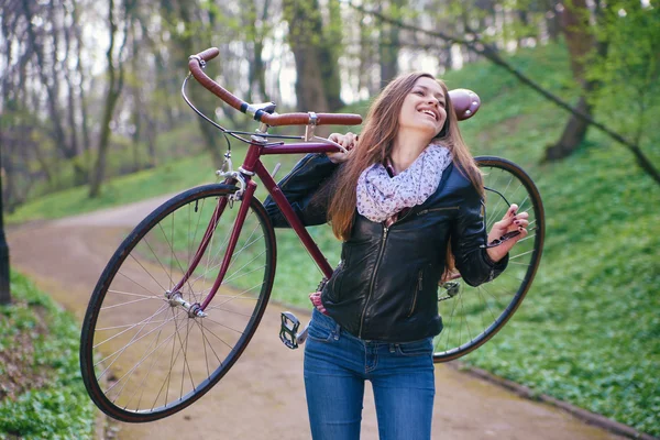 Mulher bonita com bicicleta — Fotografia de Stock