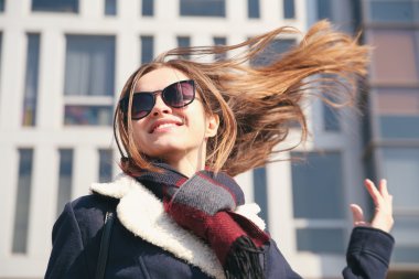 Genç gülümseyen kadın