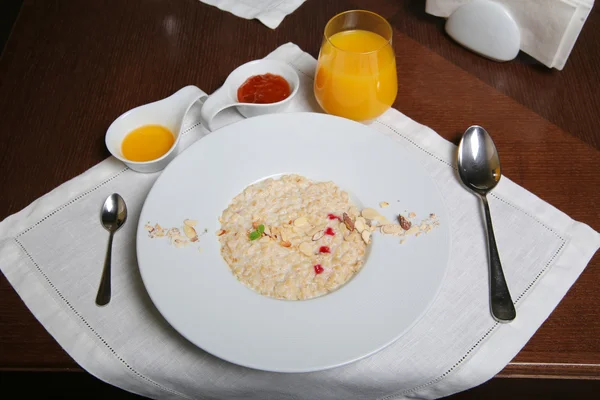 Завтрак: овсяная каша в миске сверху — стоковое фото