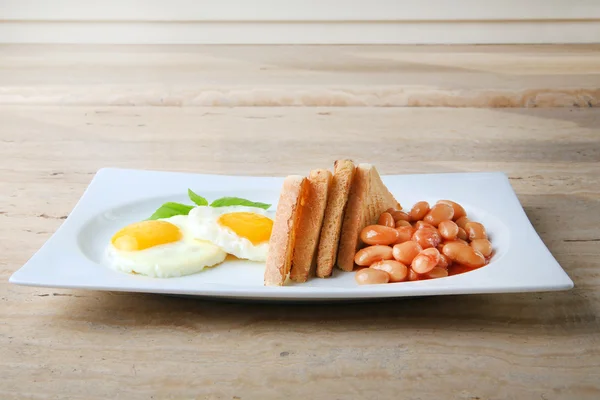 Café da manhã: ovos fritos, feijão e torrada — Fotografia de Stock