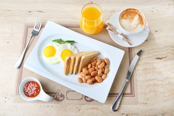 Завтрак: яичница, бобы и тосты — стоковое фото
