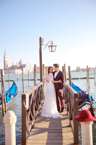 Um jovem casal de noivos em Veneza. Itália — Fotografia de Stock