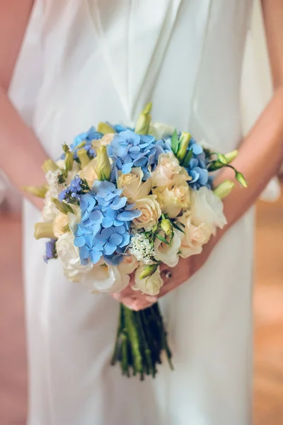 Krásná svatební kytice s růžemi — Stock fotografie