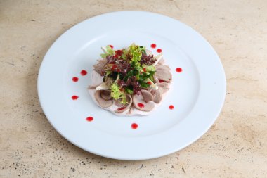 Jambonlu ve peynirli salata