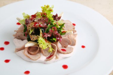 Jambonlu ve peynirli salata