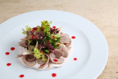 Jambonlu ve peynirli salata