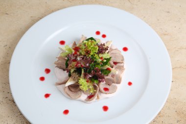 Jambonlu ve peynirli salata