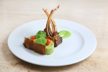 Raf Dana eti, kuzu kaburga