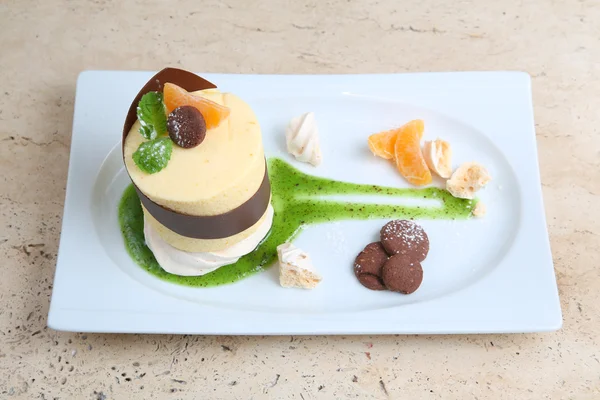 Pastel de naranja con galletas — Foto de Stock